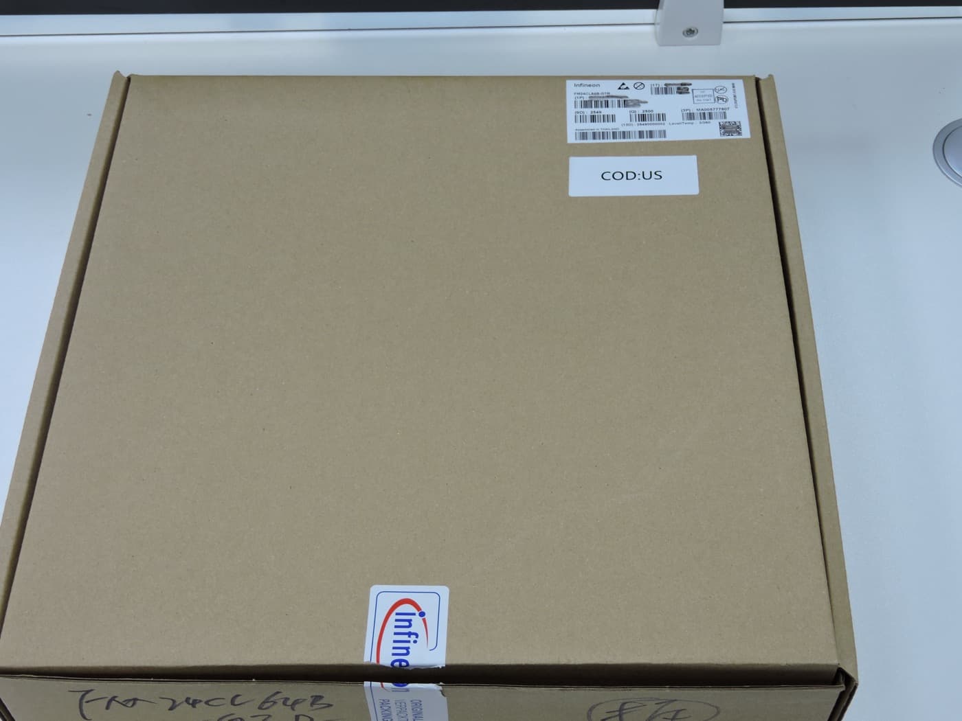 FM24CL64B-GTR stock photo 3